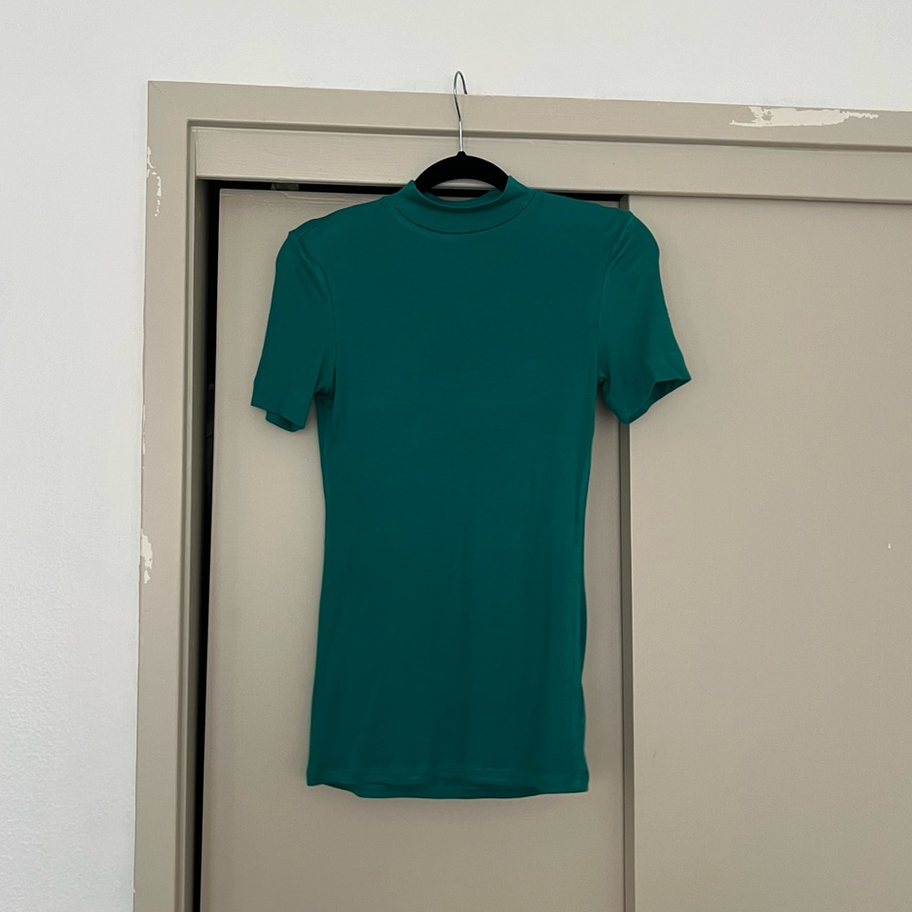 Aritzia babaton ribbed mock neck tee